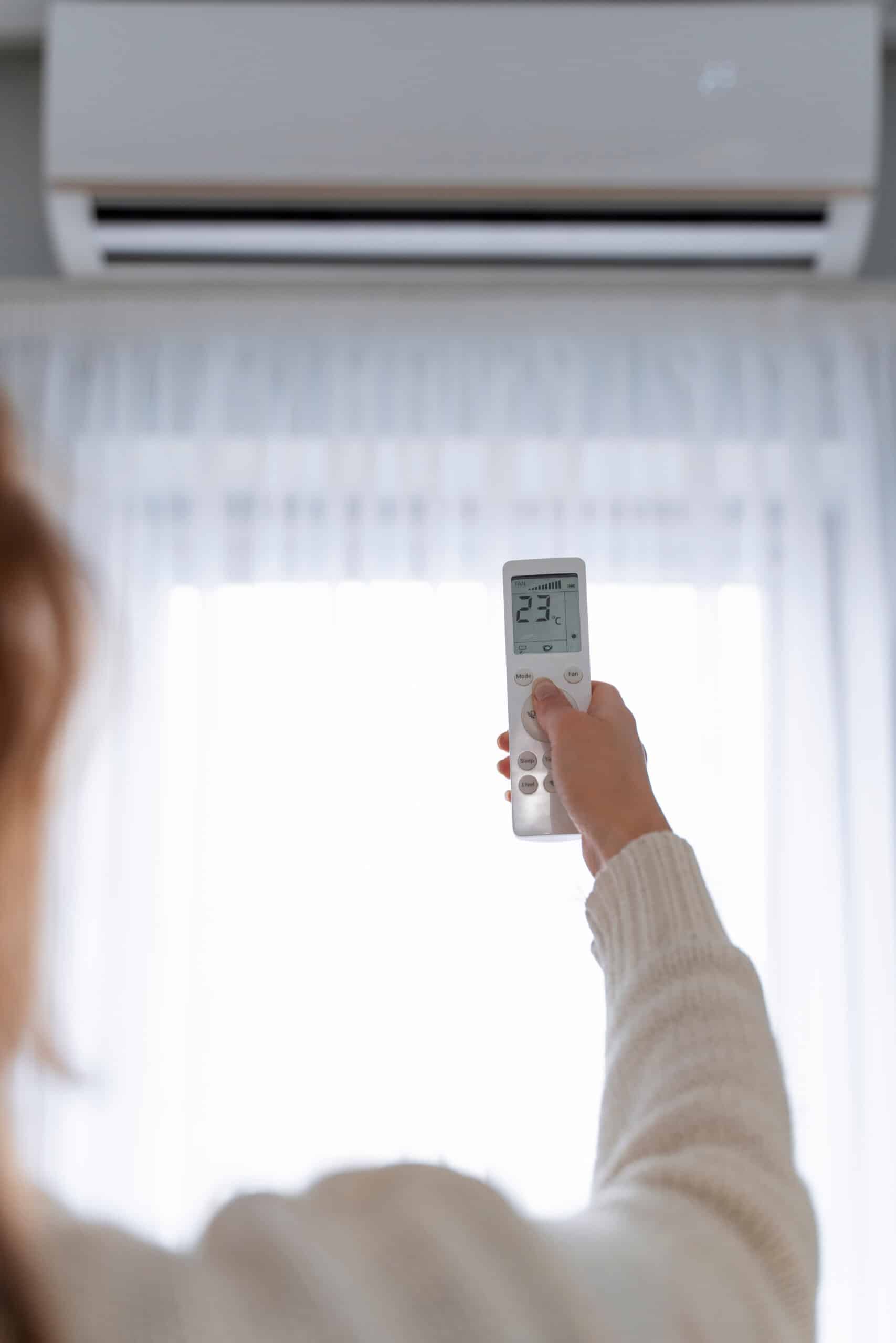 Climatiseur réversible mural réglé avec sa télécommande